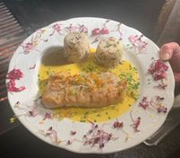 Kabeljaufilet auf Safransoße mit Reis und gemischten Salat